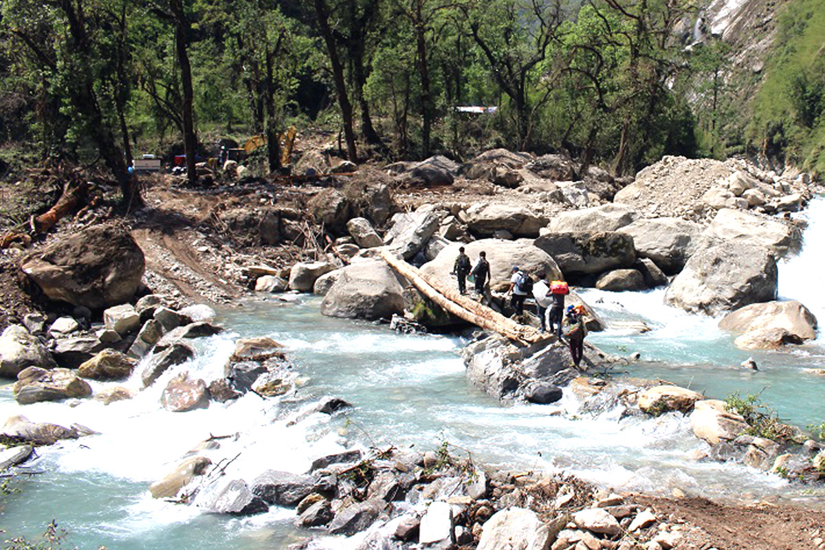 नारच्याङमा निर्माण भइरहेको निलगिरि खोला पहिलो जलविद्युत आयोजनाको बाँध सडक सञ्जालमा जोडियो